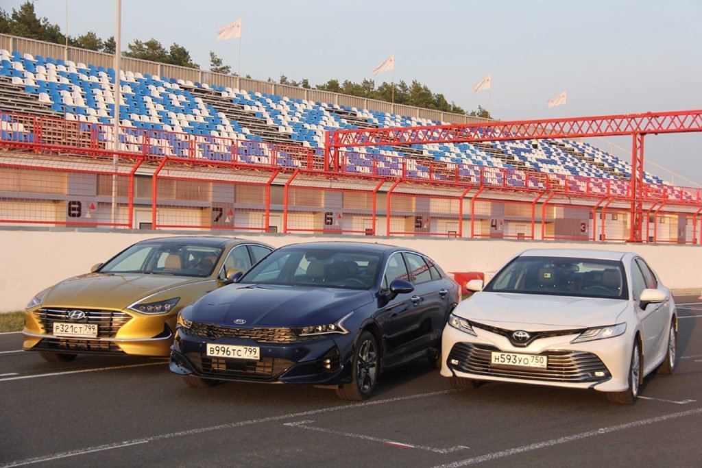 Hyundai Sonata против Kia K5 и Toyota Camry – сравнили три популярных бизнес седана. Какой лучше?