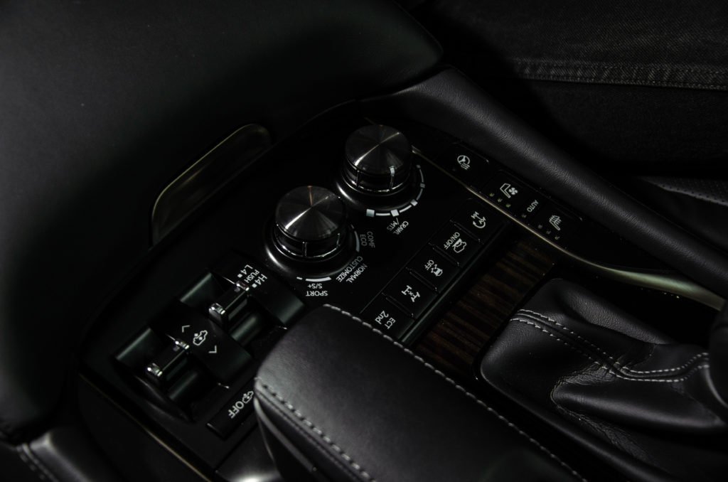 Тест самого дорогого внедорожника «Лексус»: почему Lexus LX 570 Black Vision стоит больше 8 млн рублей