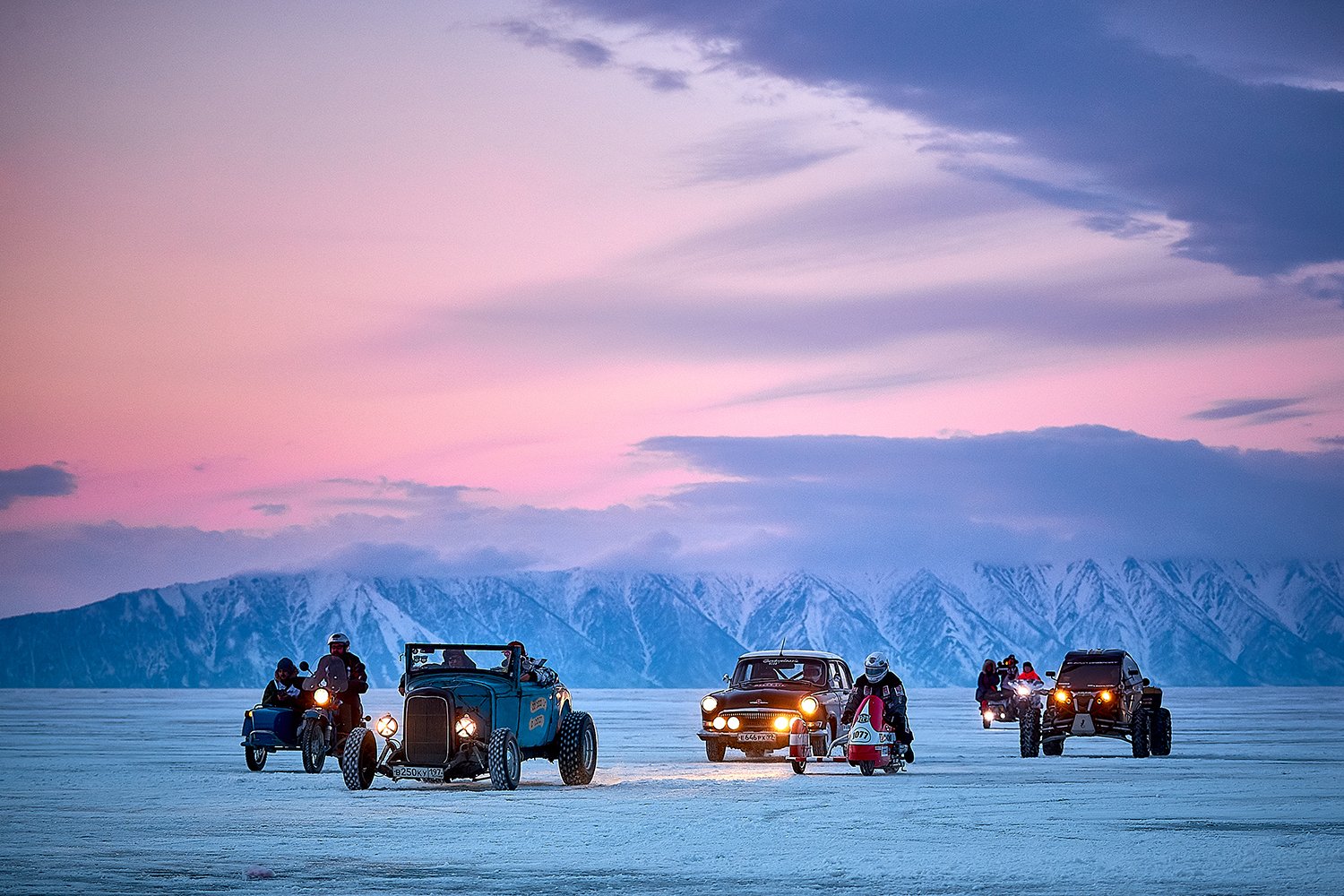 Пульман-лимузин Bentley в гонке по льду озера «Байкал»