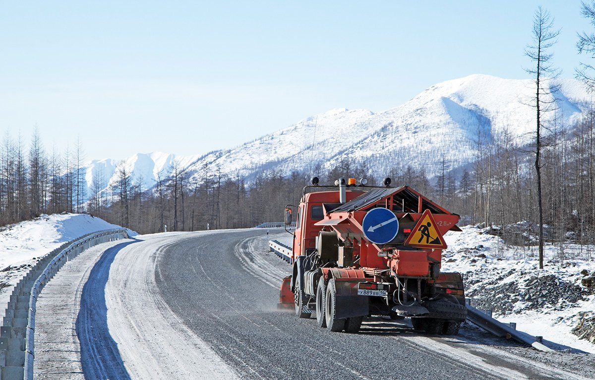 Зима нечаянно нагрянет: как российские дорожники борются с последствиями снегопадов
