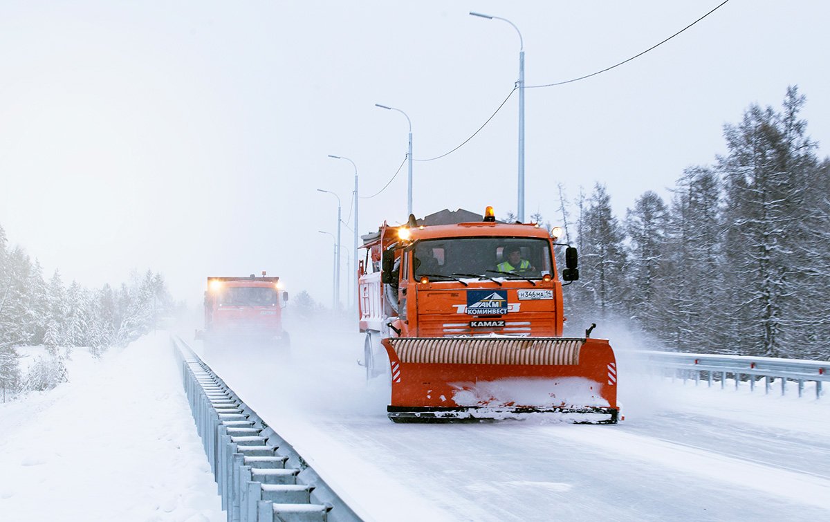 Зима нечаянно нагрянет: как российские дорожники борются с последствиями снегопадов