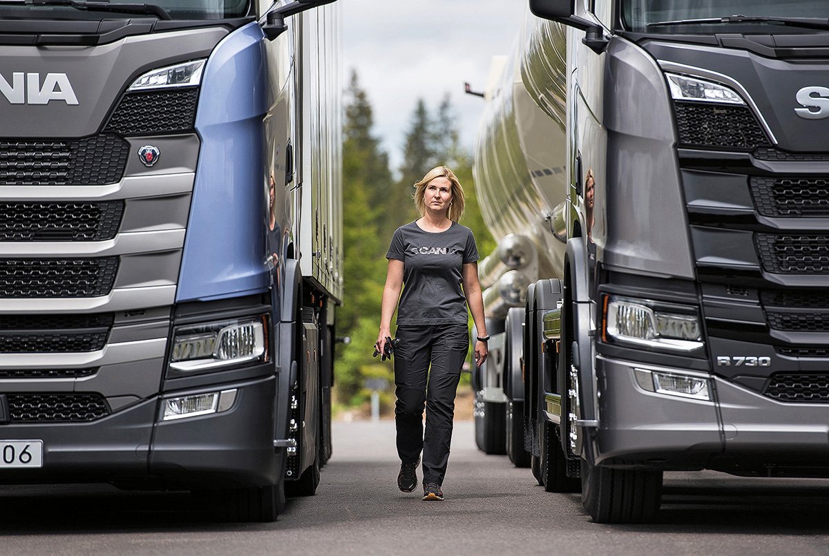 «Водить грузовик было моей мечтой» – истории женщин, которые водят  тяжелую технику и мнение работодателей