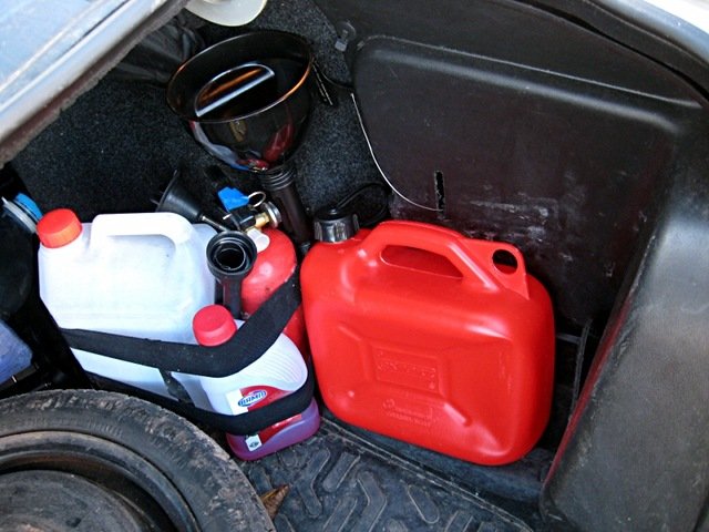Можно ли залить бензин в канистру. Канистра на багажник. Канистра для бензина. Канистры с бензином на машине. Канистра бензина в багажнике автомобиля.
