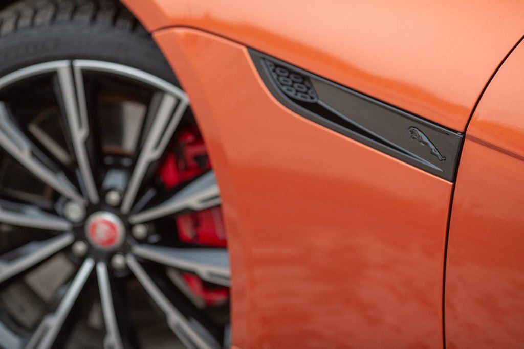 Jaguar F-Type R против Lexus LC 500. Непрактичные игрушки или идеальные спорткары на каждый день?