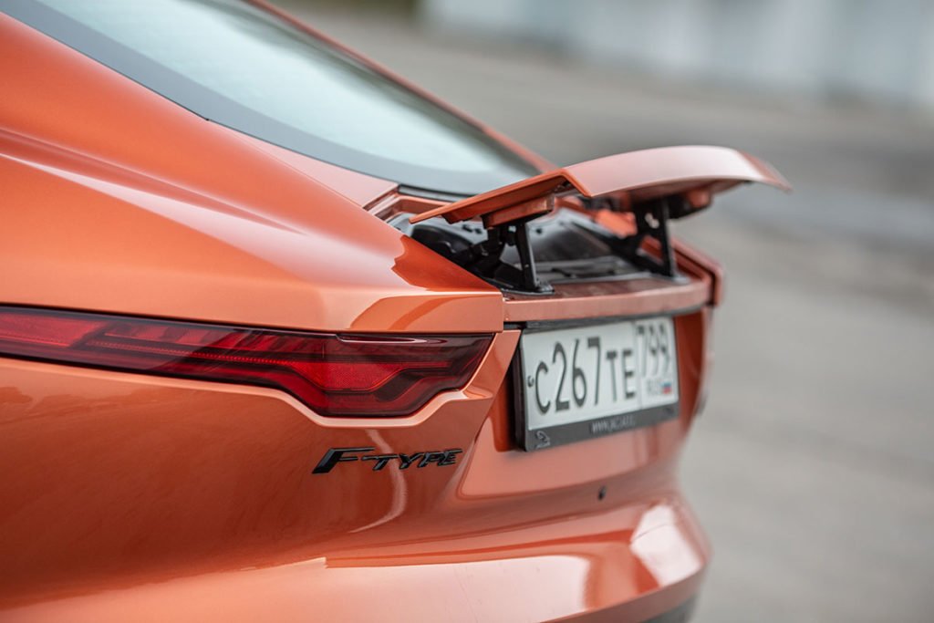 Jaguar F-Type R против Lexus LC 500. Непрактичные игрушки или идеальные спорткары на каждый день?