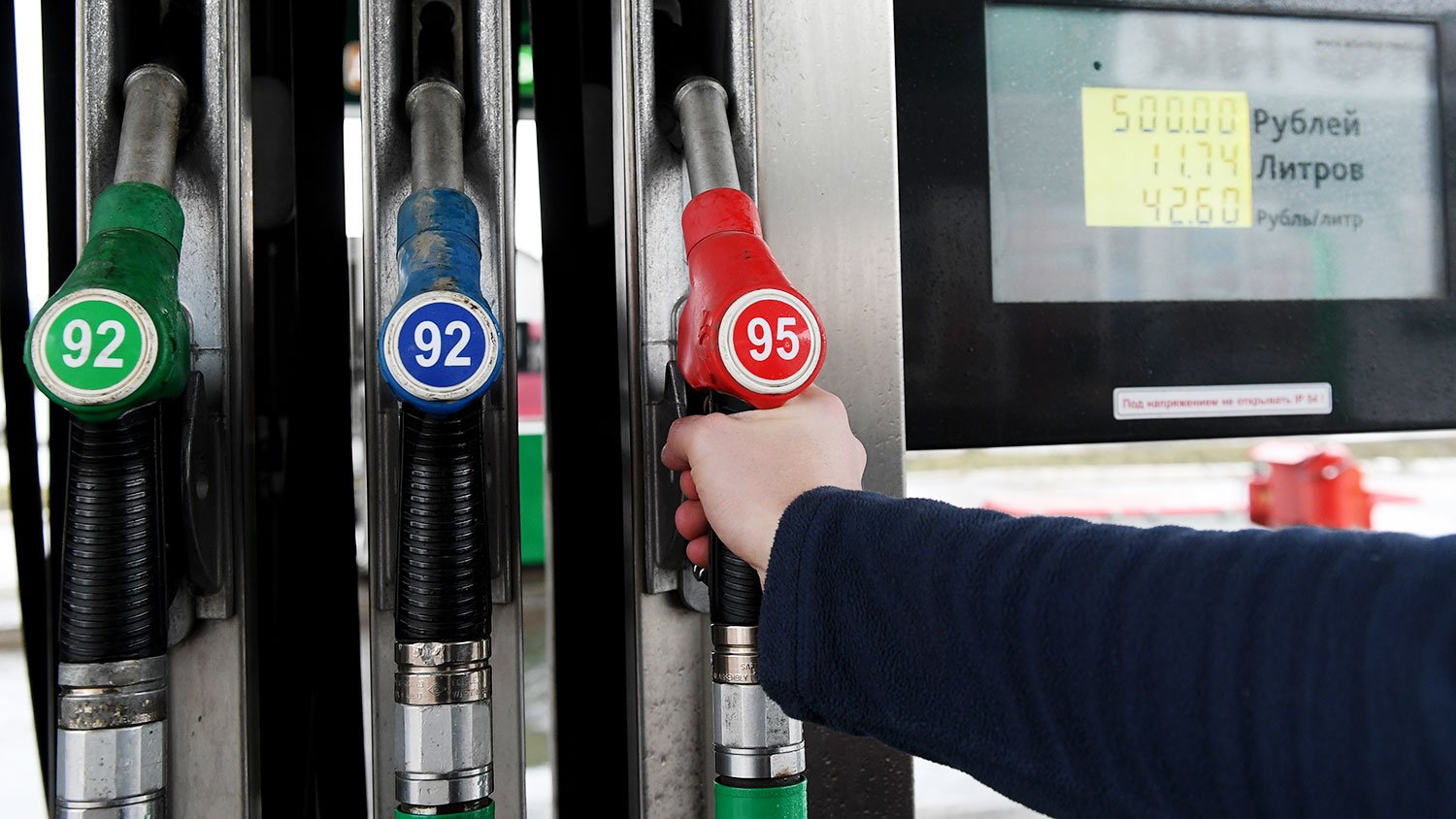 бензин в России начал дешеветь, а в Европе продолжает дорожать