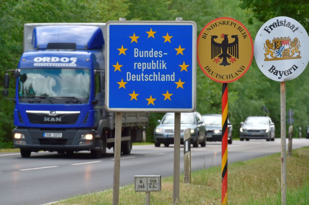 Дальнобойщикам-иностранцам снизили штрафы в Германии: немецкие водители негодуют, но это справедливо