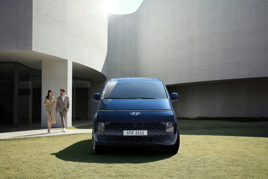 11 мест, космический дизайн и мотор V6: Hyundai привезет в Россию невероятно крутой минивэн Staria