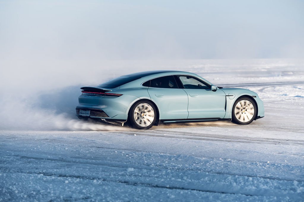 «Раздал» на Porsche Taycan Turbo и 911 Targa 4S по льду Байкала: ожидания и реальность