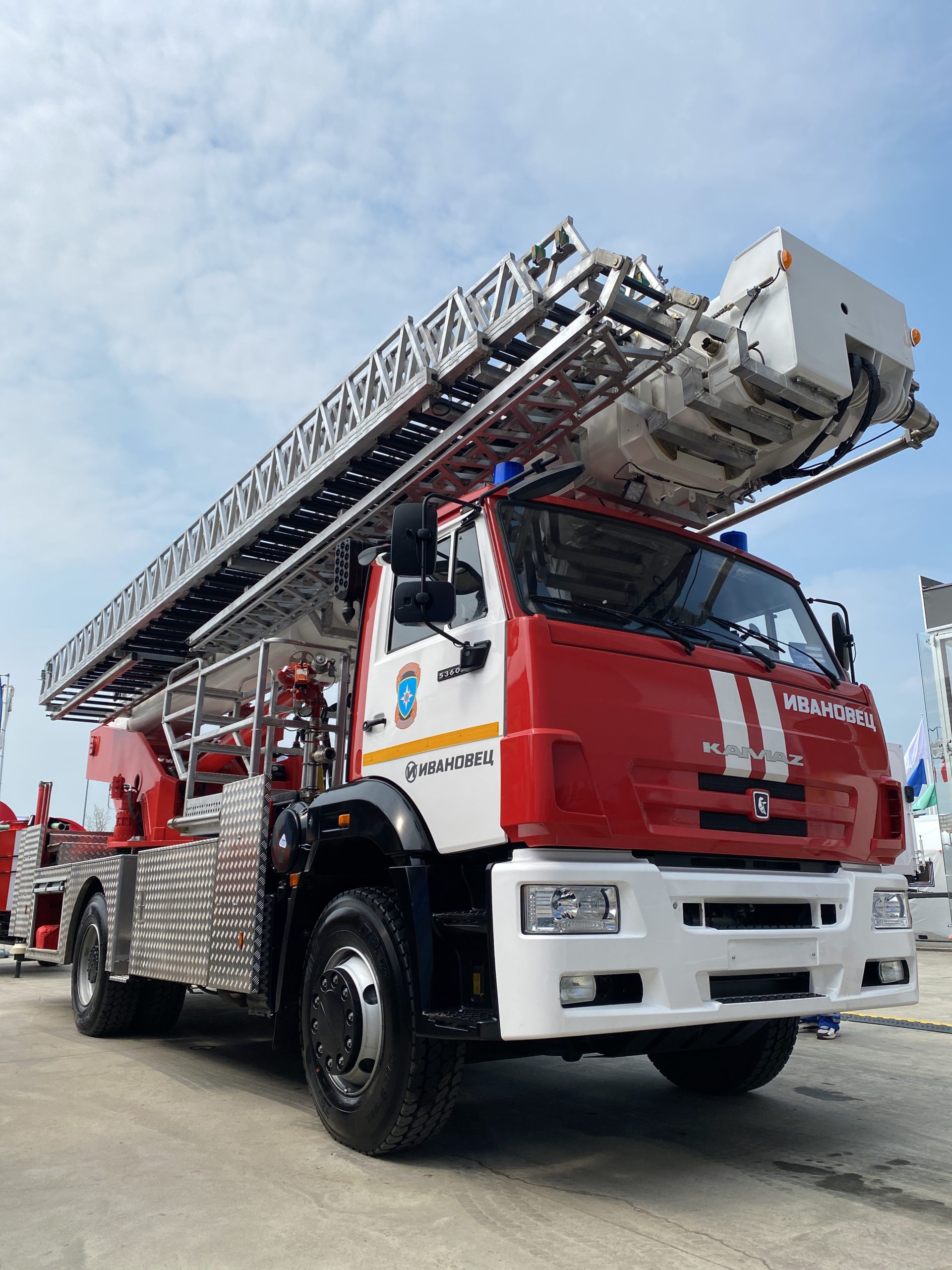«ИМЗ Автокран» представил свой первый пожарный телескопический автоподъёмник