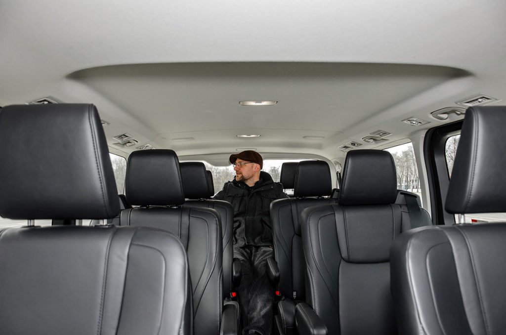 Тест Toyota Hiace VIP: крутой минивэн с «вечным» двигателем, огромным салоном и ценником ниже, чем у «Альфард»