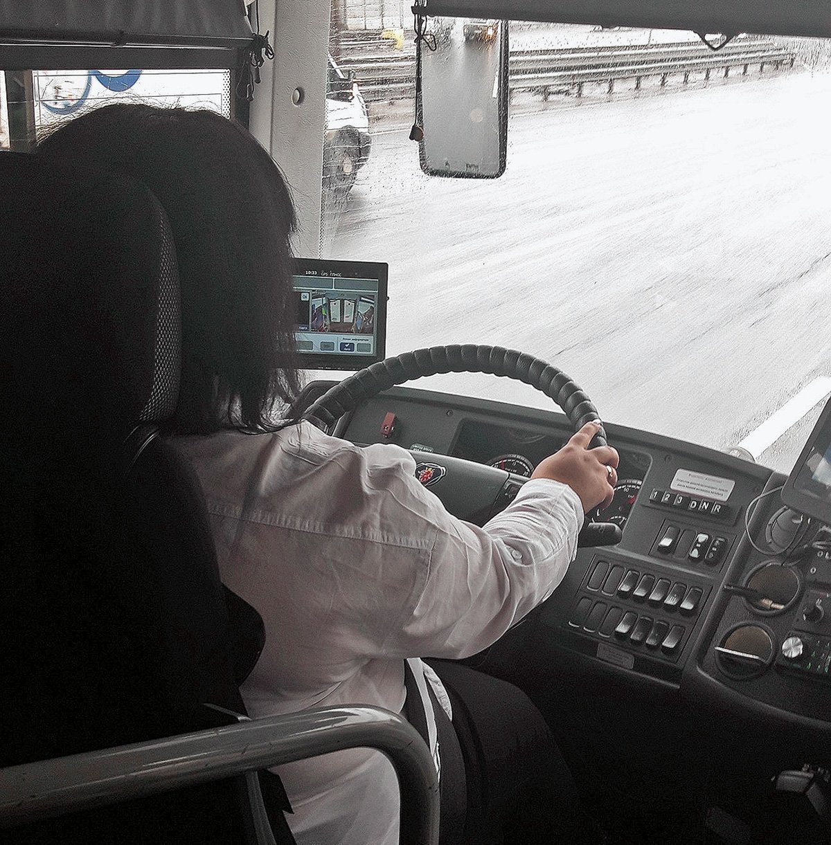 «Не такие закостенелые, как мужики»: инструкторы Scania оценили навыки женщин-водителей автобусов
