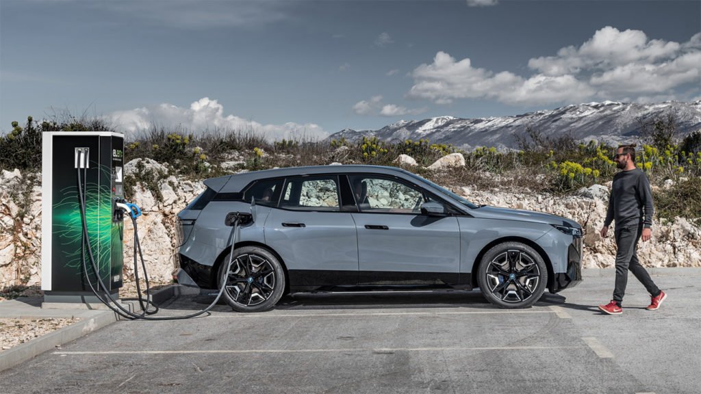 BMW привезёт в Россию новый электрический кроссовер iX