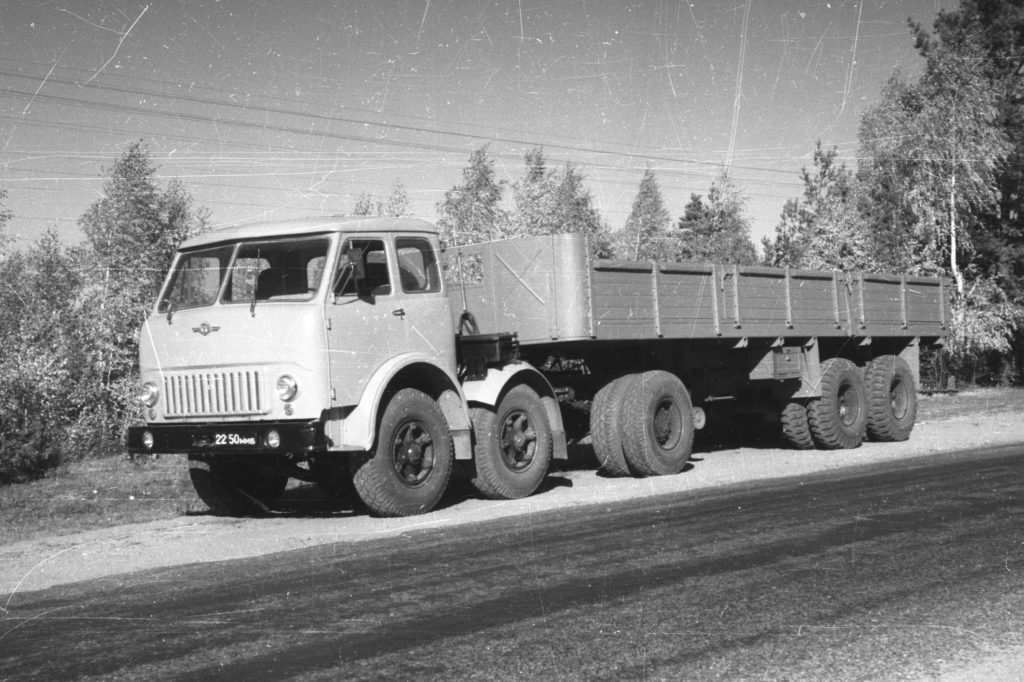 «Грузовик наоборот».  История МАЗ-520В –  уникального тягача с двумя управляемыми осями