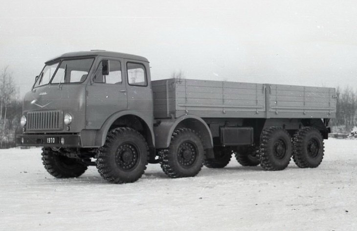 «Грузовик наоборот». История МАЗ-520В – уникального тягача с двумя управляемыми осями