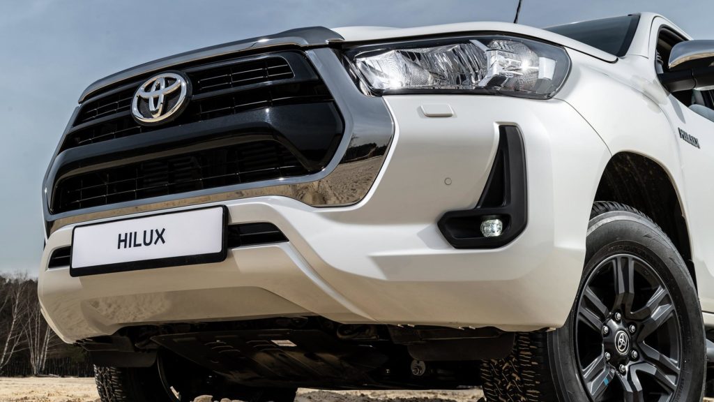 В России появился пикап Toyota Hilux с бензиновым мотором и автоматом