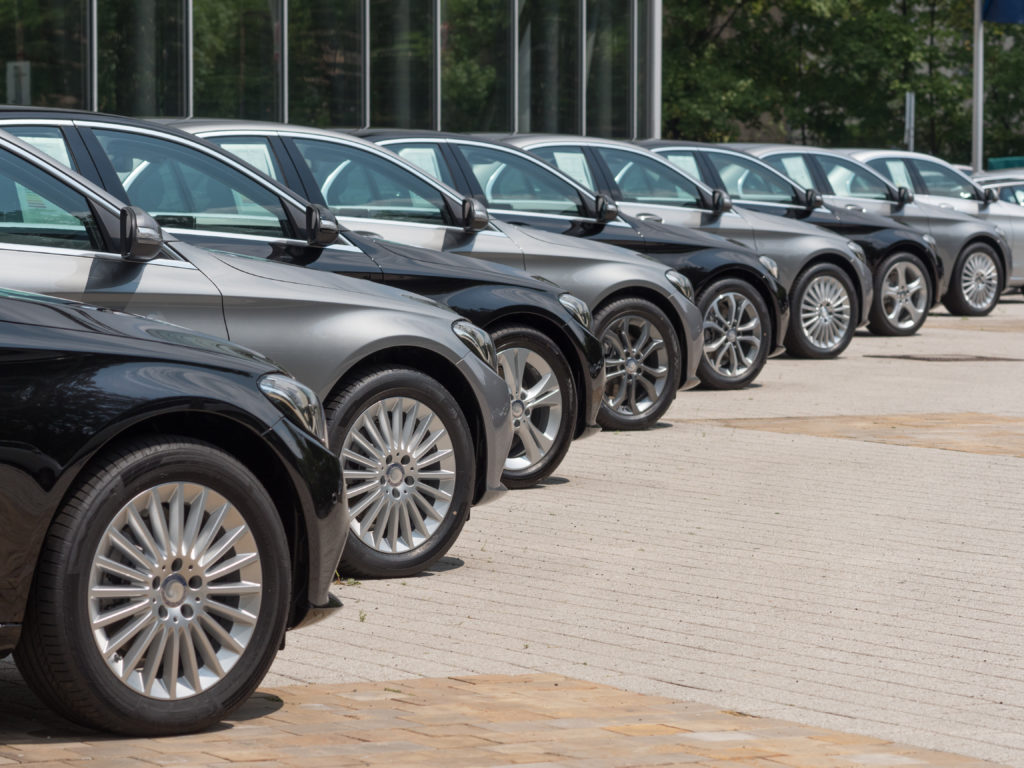Дилеров подвела жадность: продажи новых машин в России рухнули
