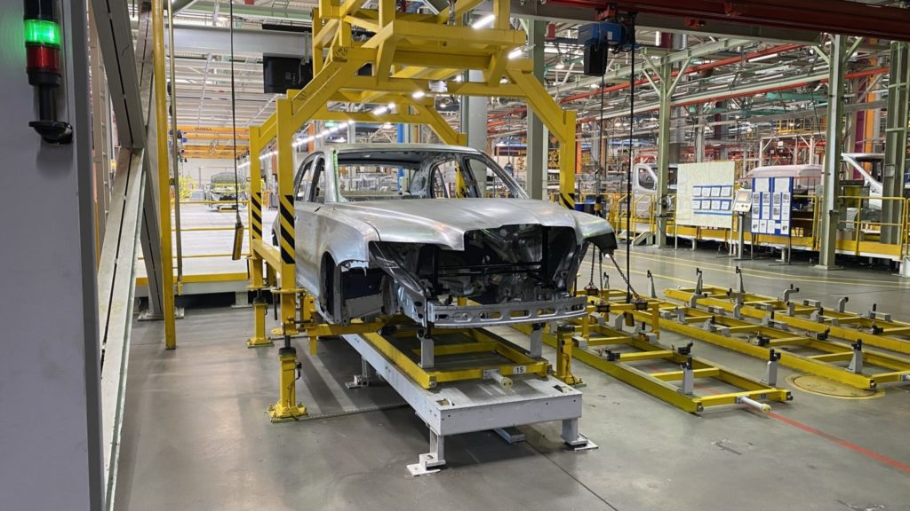 Двигатели лимузина Aurus получат детали с КАМАЗа, но на заводе это скрывают