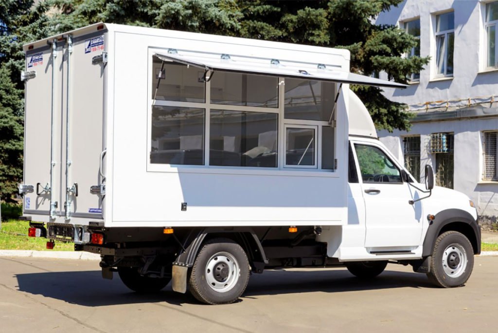 Витрина, холодильник, банкомат: обзор автолавок на базе российских фургонов