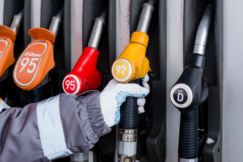 Почему многие автопроизводители запрещают использовать 92-й бензин