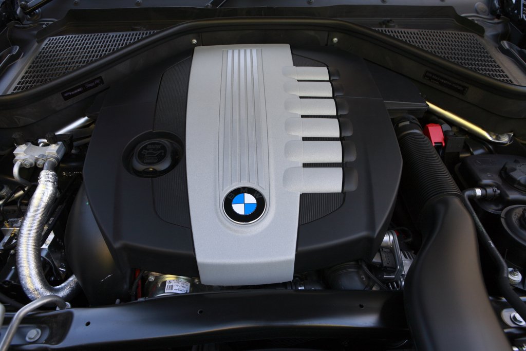 Дешевый BMW X5 с большим пробегом: стоит брать или бежать без оглядки?