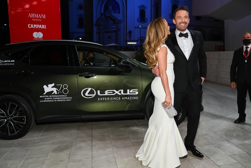 Откровенные наряды, дорогие машины: Lexus прокатил звезд кино