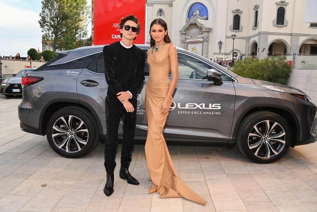 Откровенные наряды, дорогие машины: Lexus прокатил звезд кино