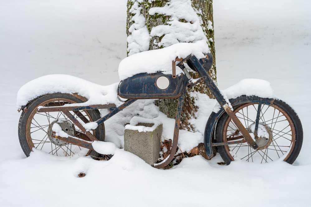 Как хранить мотоцикл зимой: секреты правильной консервации