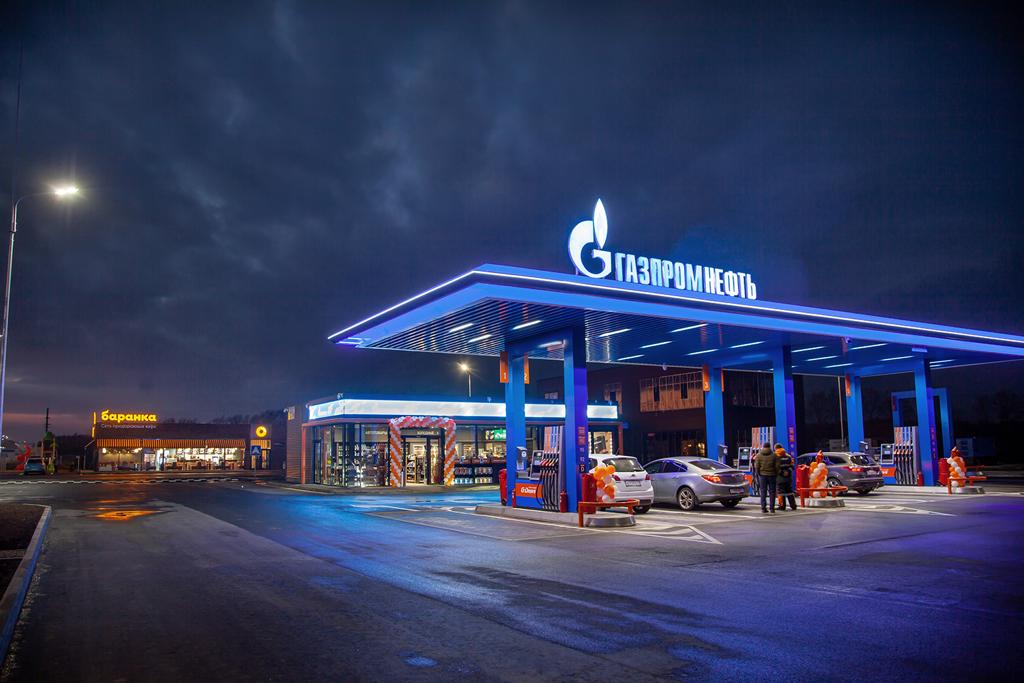 Интерактив, мониторы, кафе и топливо: «Газпромнефть» открыл новую АЗС совместно с «Кафе Баранка»