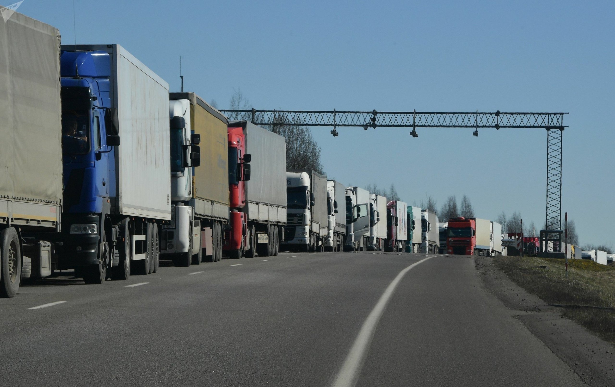 Дальнобойщиков не пускают в Европу: в очереди на границе Беларуси и ЕС стоят тысячи фур