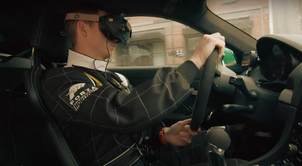В Москве водитель проехал на гоночном Porsche в очках виртуальной реальности