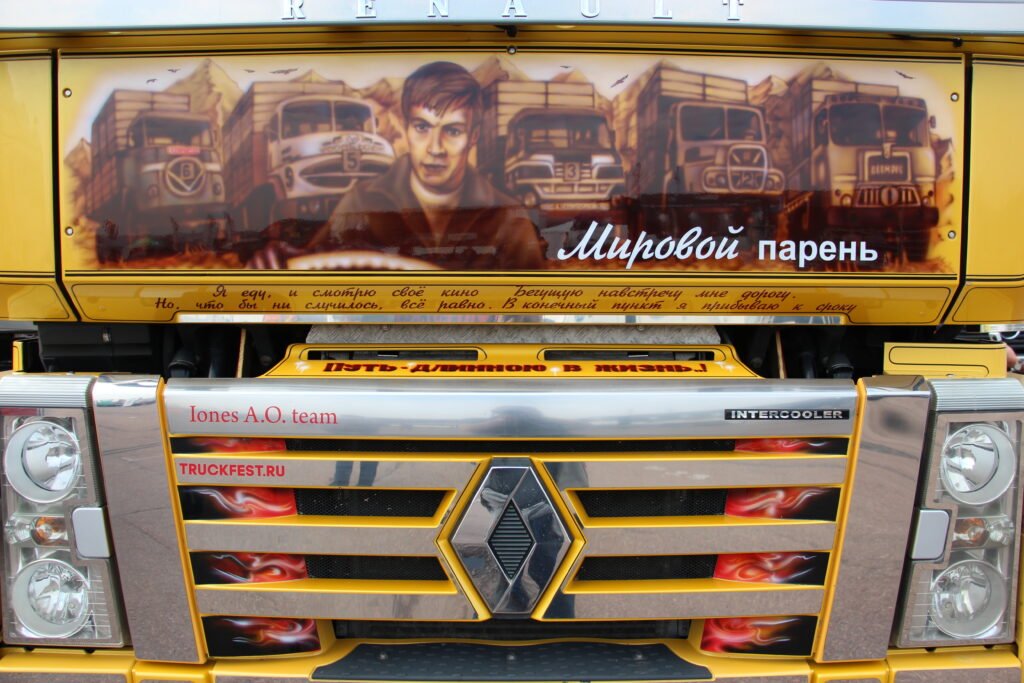 Дальнобойщик расписал Renault Magnum кадрами из советского фильма: показываем, что получилось