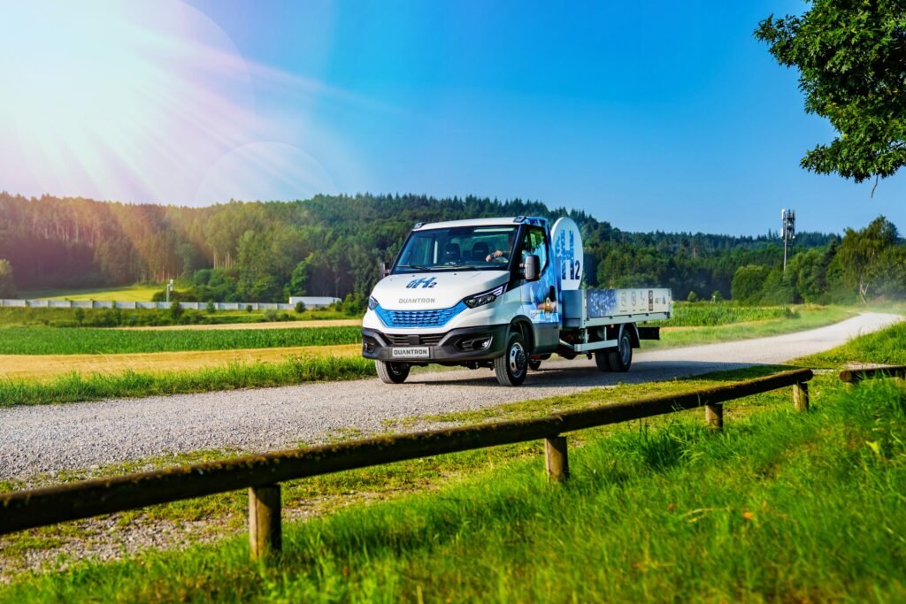 Водородный грузовик Q-Light показали в Германии