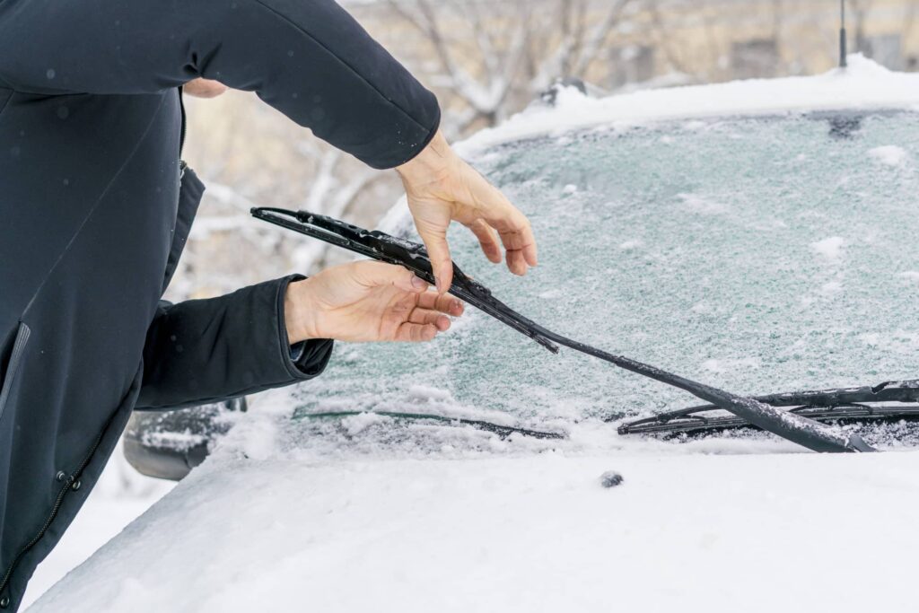 Примерзли дворники в машине: что нужно делать (а чего делать нельзя)