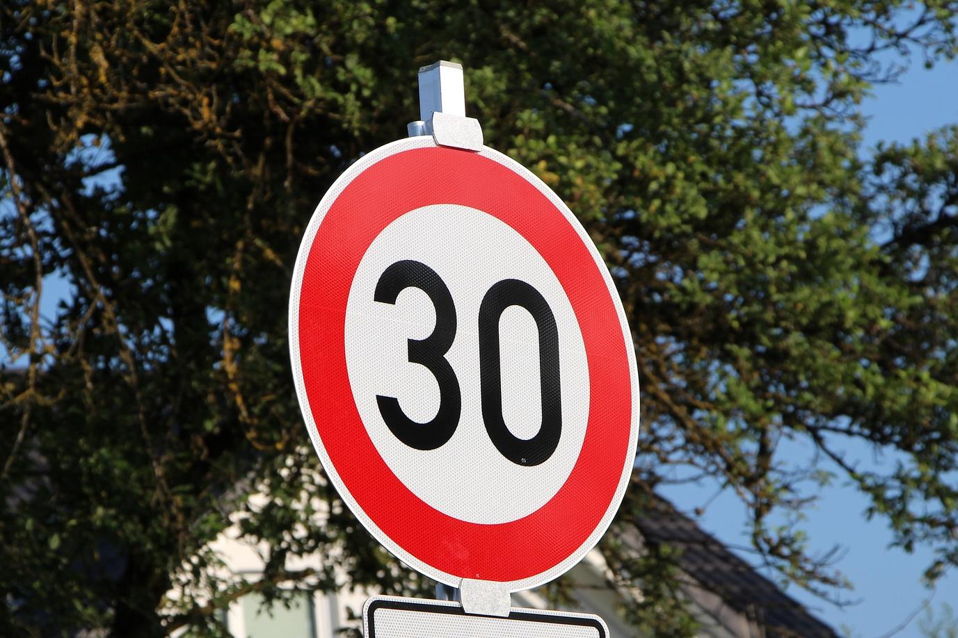 Почему разрешенную скорость на дорогах нужно снижать