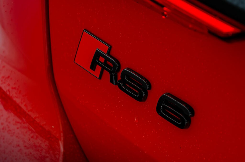 «Сарай» с динамикой суперкара и ценником под 10 млн: мнение трёх водителей об Audi RS6 Avant