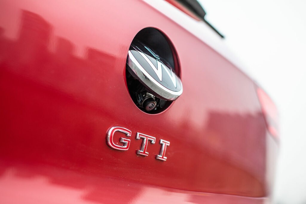 Mini JCW против VW Golf GTI: какой «горячий» хетч купить, пока они окончательно не вымерли