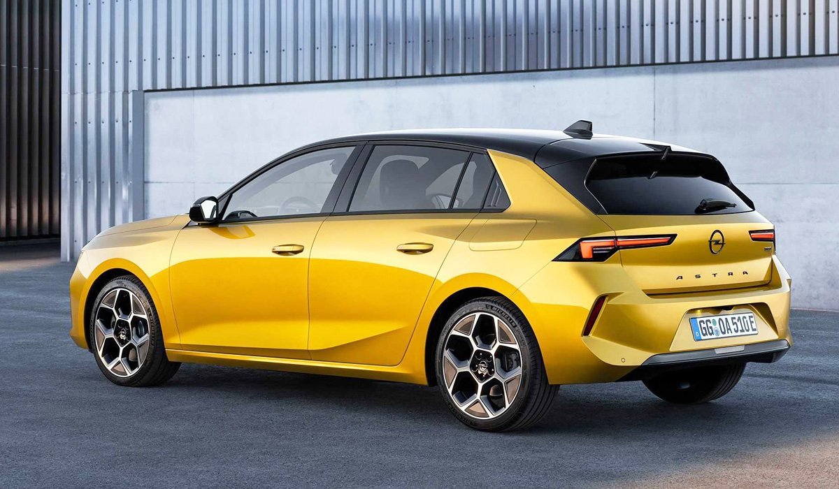 Opel привезет в Россию новую «Астру» и обновленный кроссовер