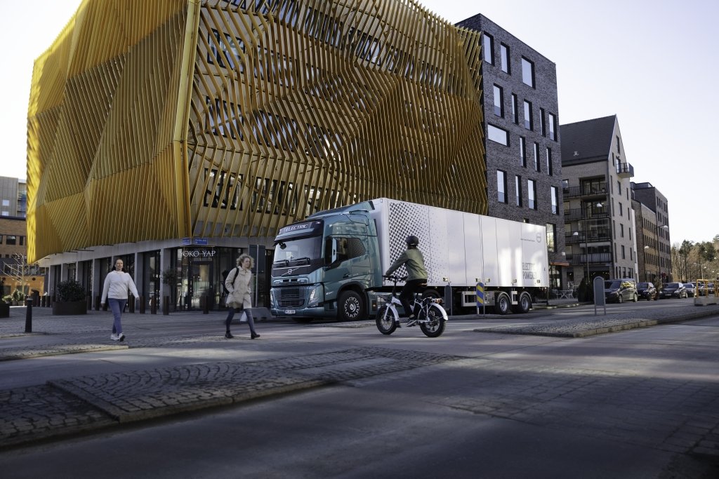 Volvo Trucks получила крупнейший заказ на электрические тягачи