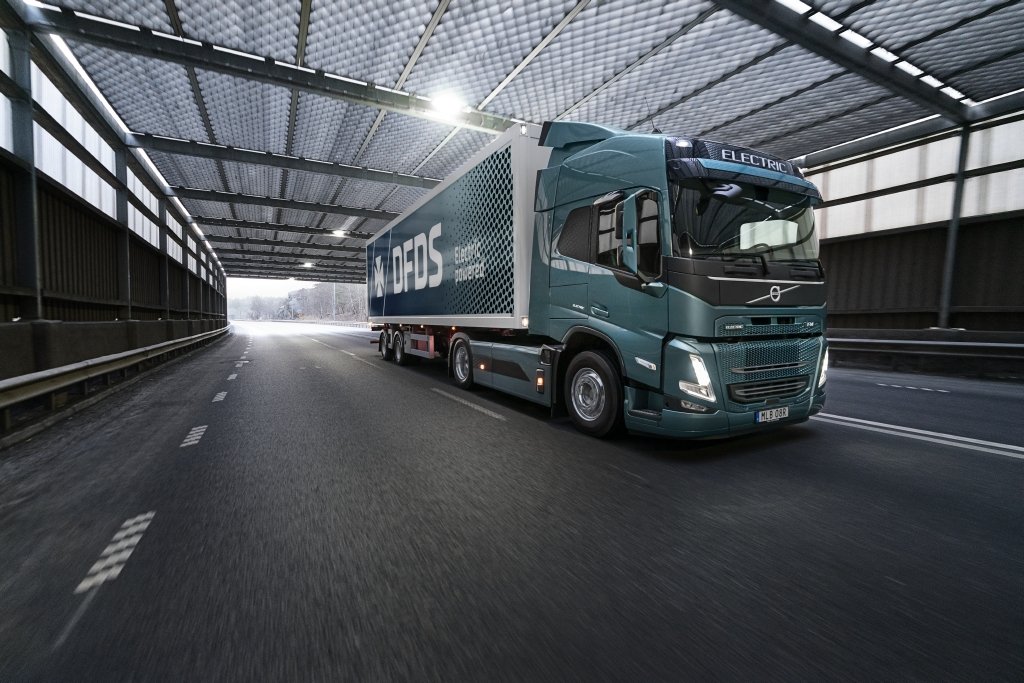 Volvo Trucks получила крупнейший заказ на электрические тягачи
