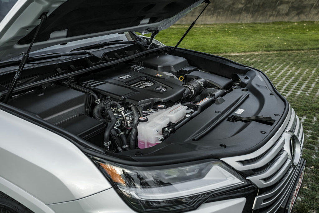 Первый тест нового Lexus LX: сравнили дизель и бензин, но цену так и не узнали