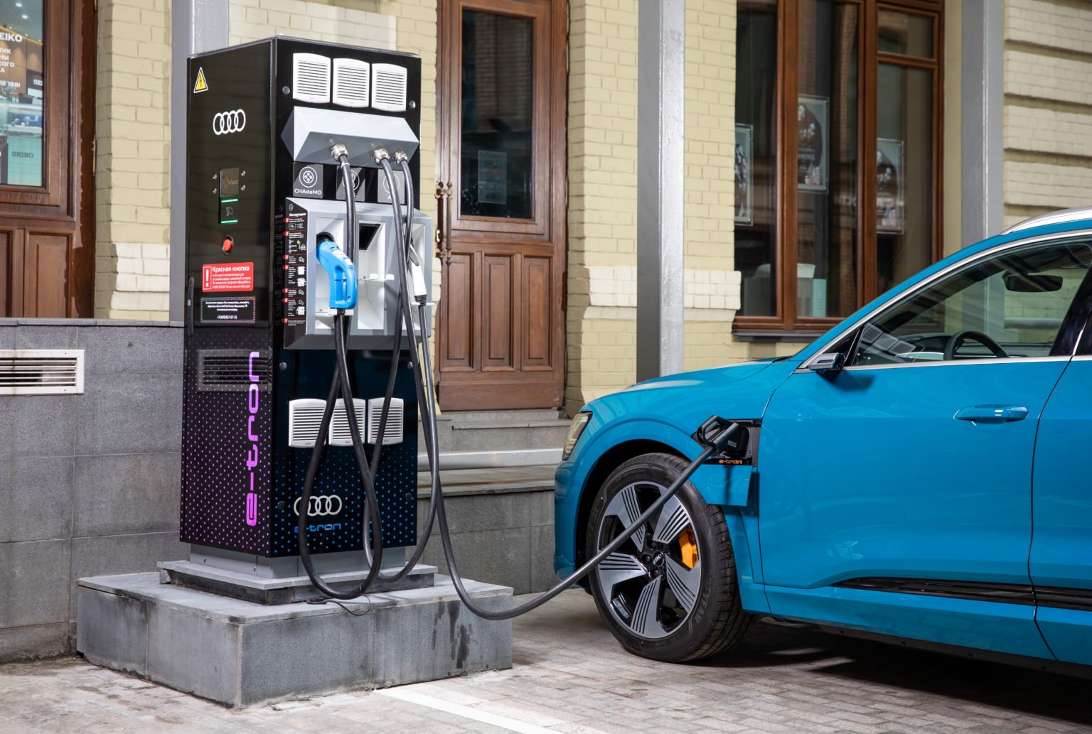 Владельцы электрокаров в Европе ужаснулись росту тарифов, водители гибридов перешли на бензин