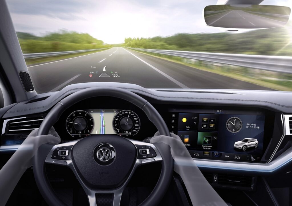 Электрический фаркоп и матричные фары: VW Touareg получил новое оснащение в России
