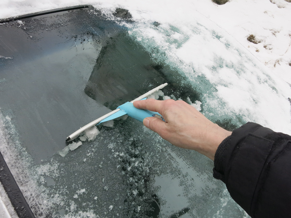 Альтернатива скребку: как очистить и не поцарапать стекла автомобиля