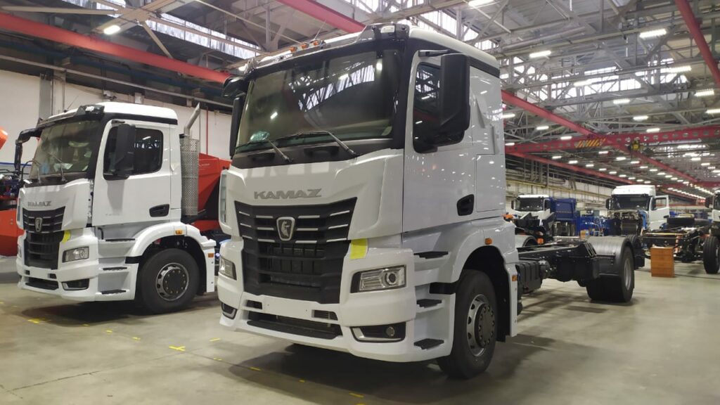 Продажи новых грузовиков в России взлетели на 31%: в лидерах КАМАЗ