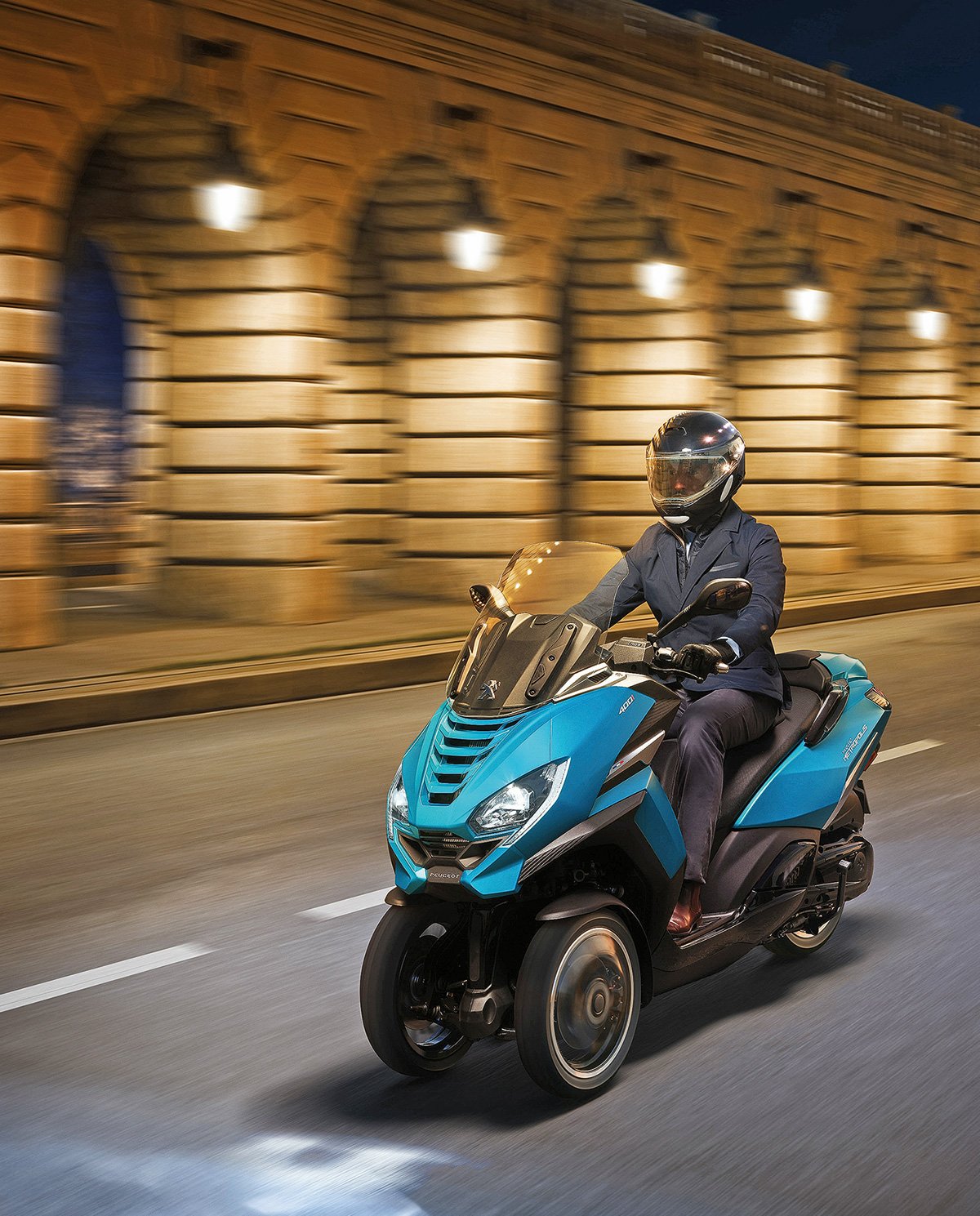Peugeot Metropolis и Django: какие скутеры французы привезли в Россию