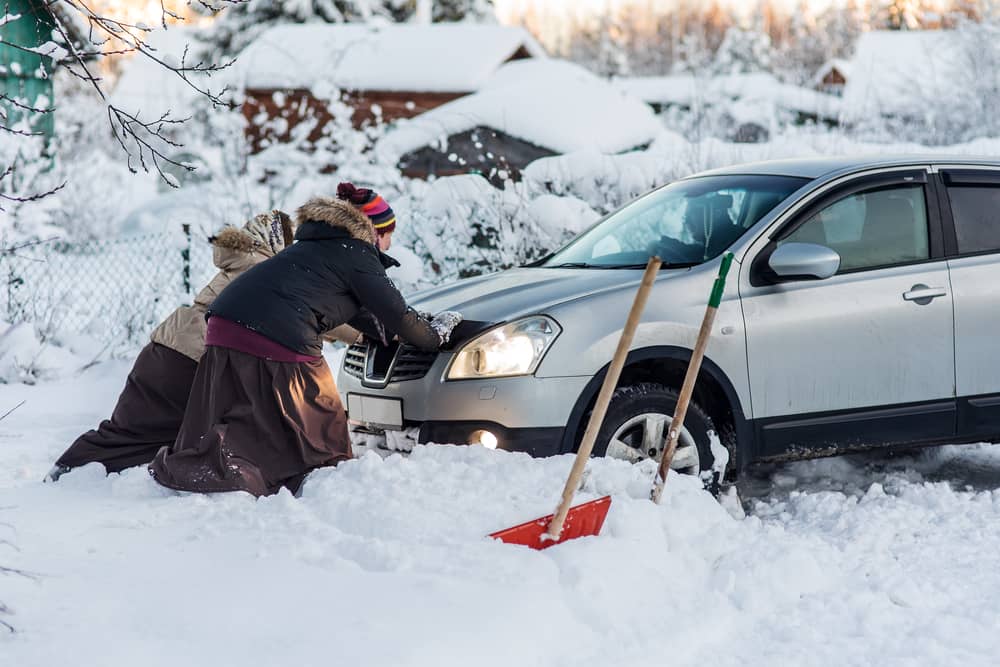 Как выбраться из снега, если автомобиль застрял