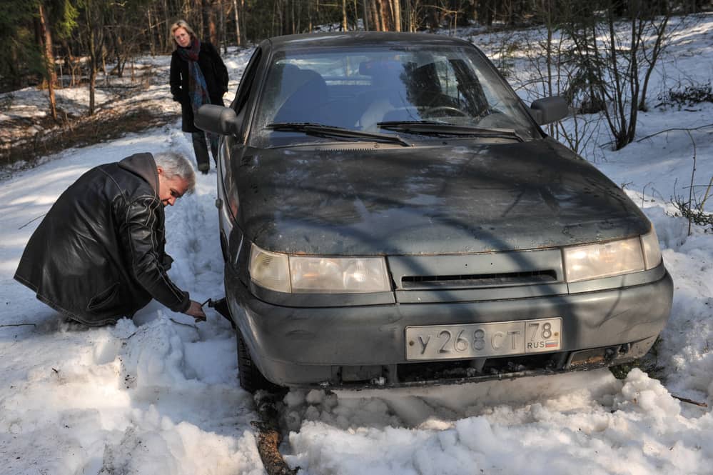 Как выбраться из снега, если автомобиль застрял