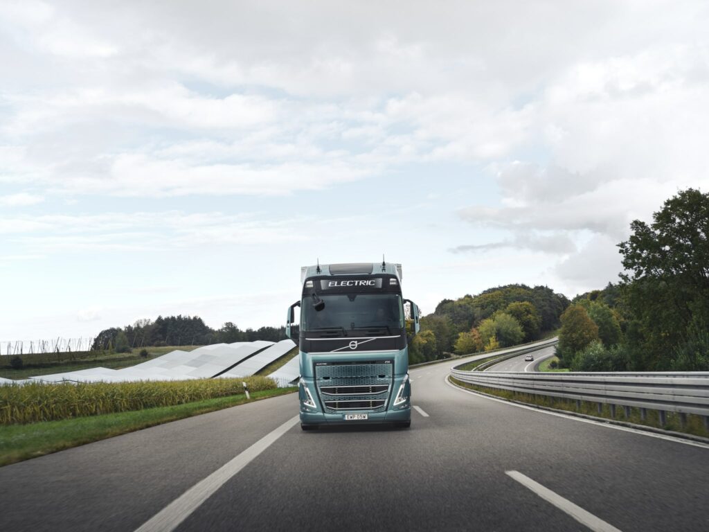 Электрический тягач Volvo FH испытали на обычной дороге: он оказался вдвое эффективнее дизельного