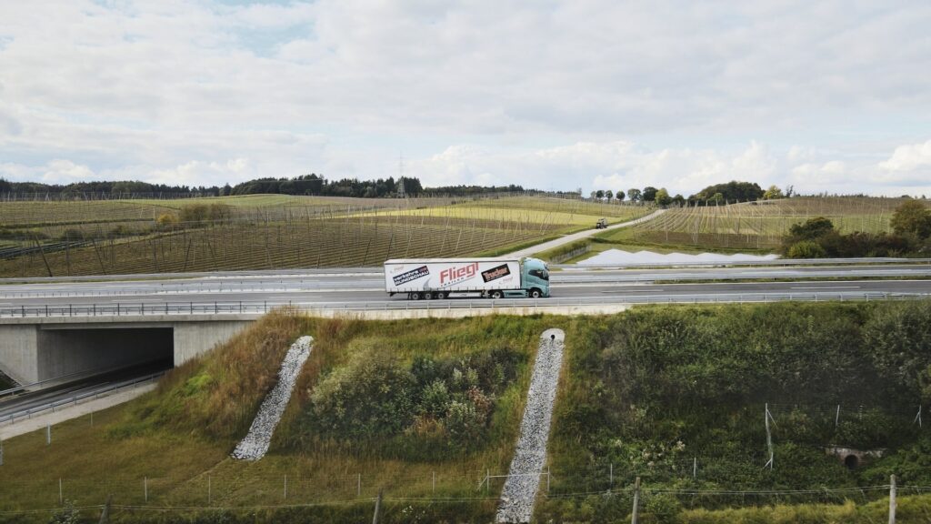 Электрический тягач Volvo FH испытали на обычной дороге: он оказался вдвое эффективнее дизельного